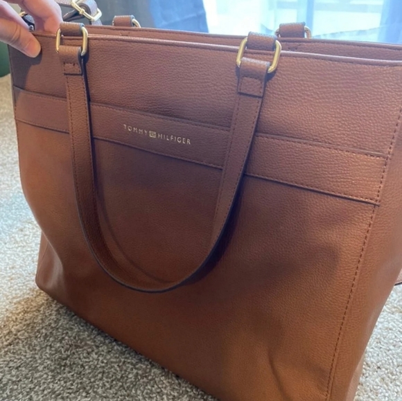 Tommy Hilfiger Handbags - Tommy Hilfiger Tote